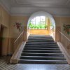Wejście na klatkę schodową w pałacu w Wiśniowej